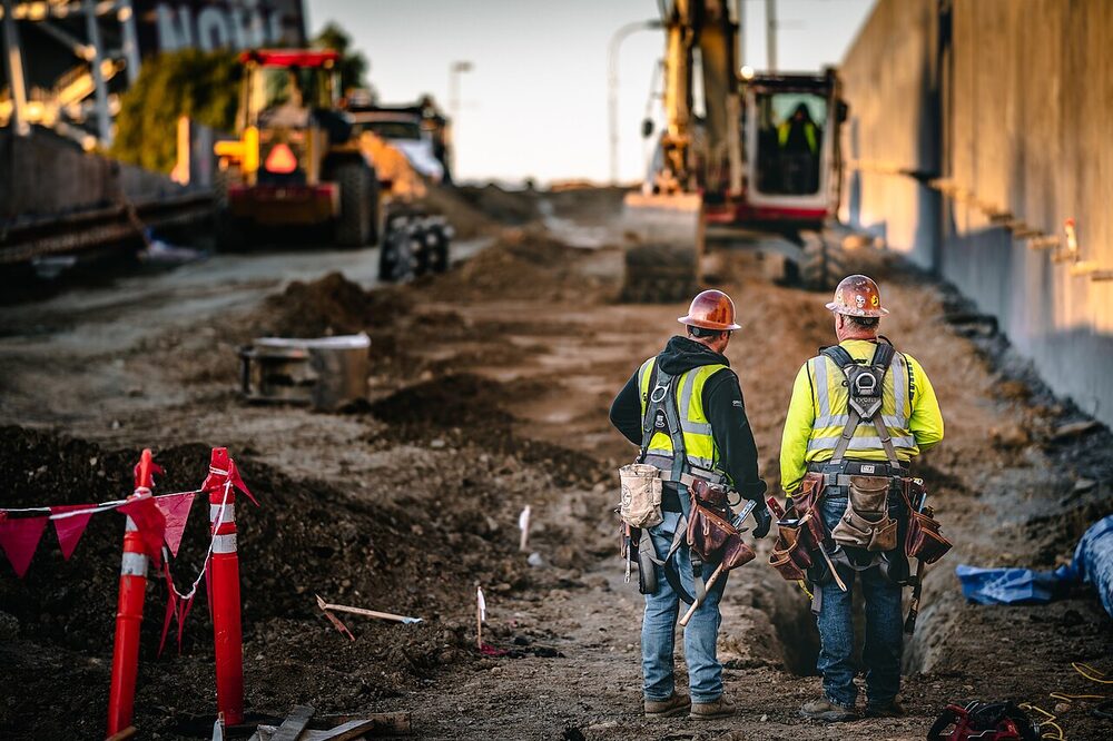 Equipo trabajando en una obra de construcción